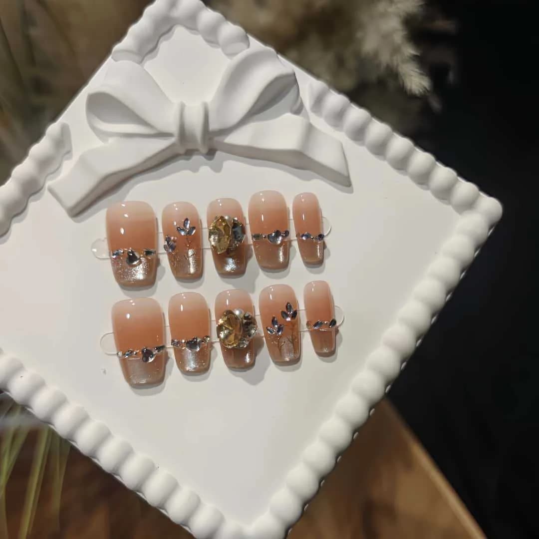 Roosiõitega glittertehisnailid, lühike kirstukujuline vorm, kristallmaniküür