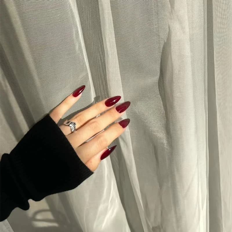 Pärlmutterpunased pikad stiletto-tehisnailid, ühtlane värv