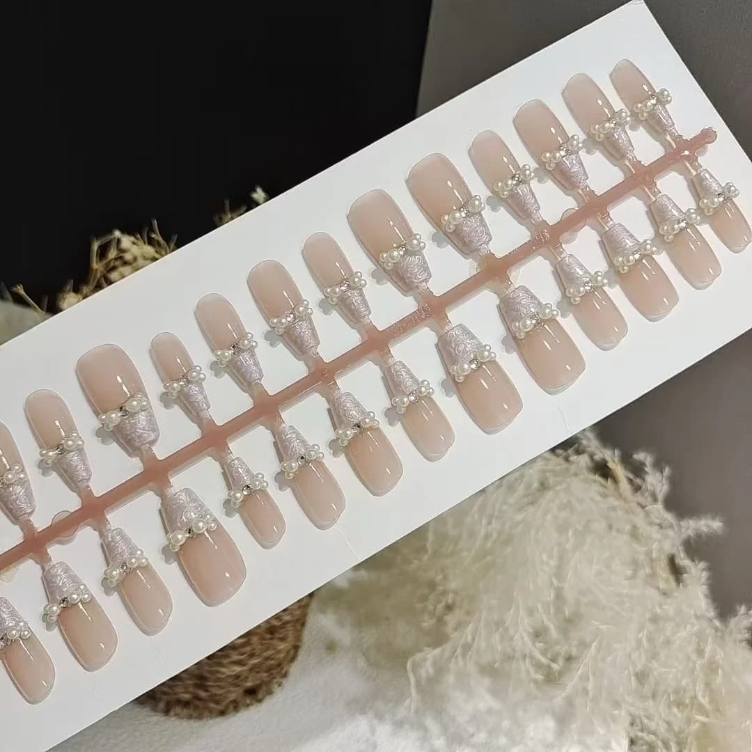 Pärlmutri mustriga liimitavad küüned pärlidega, nude komplekt
