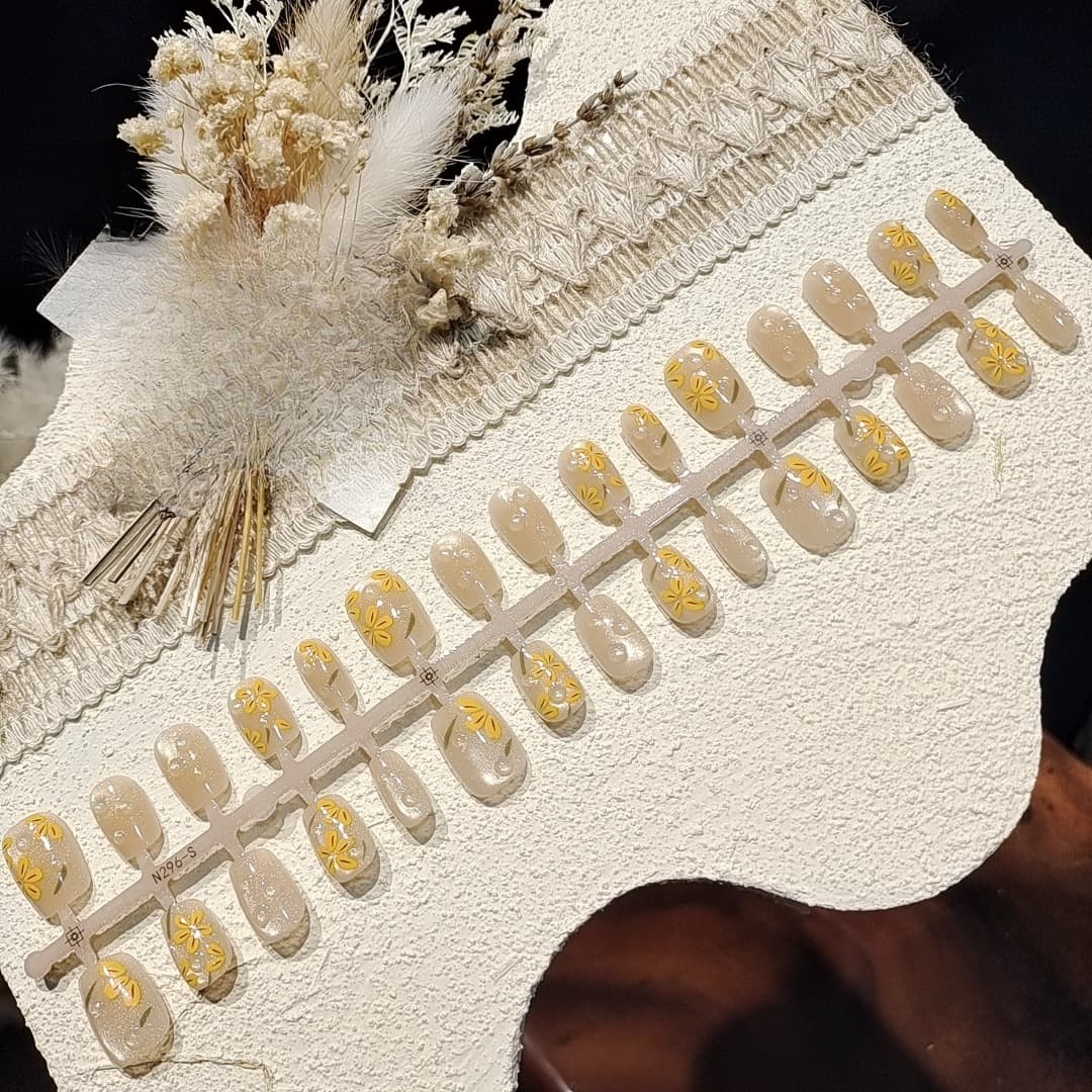 Magusa apelsini lillemustriga lühikesed ballerina-tehisnaelad, kassisilma geel