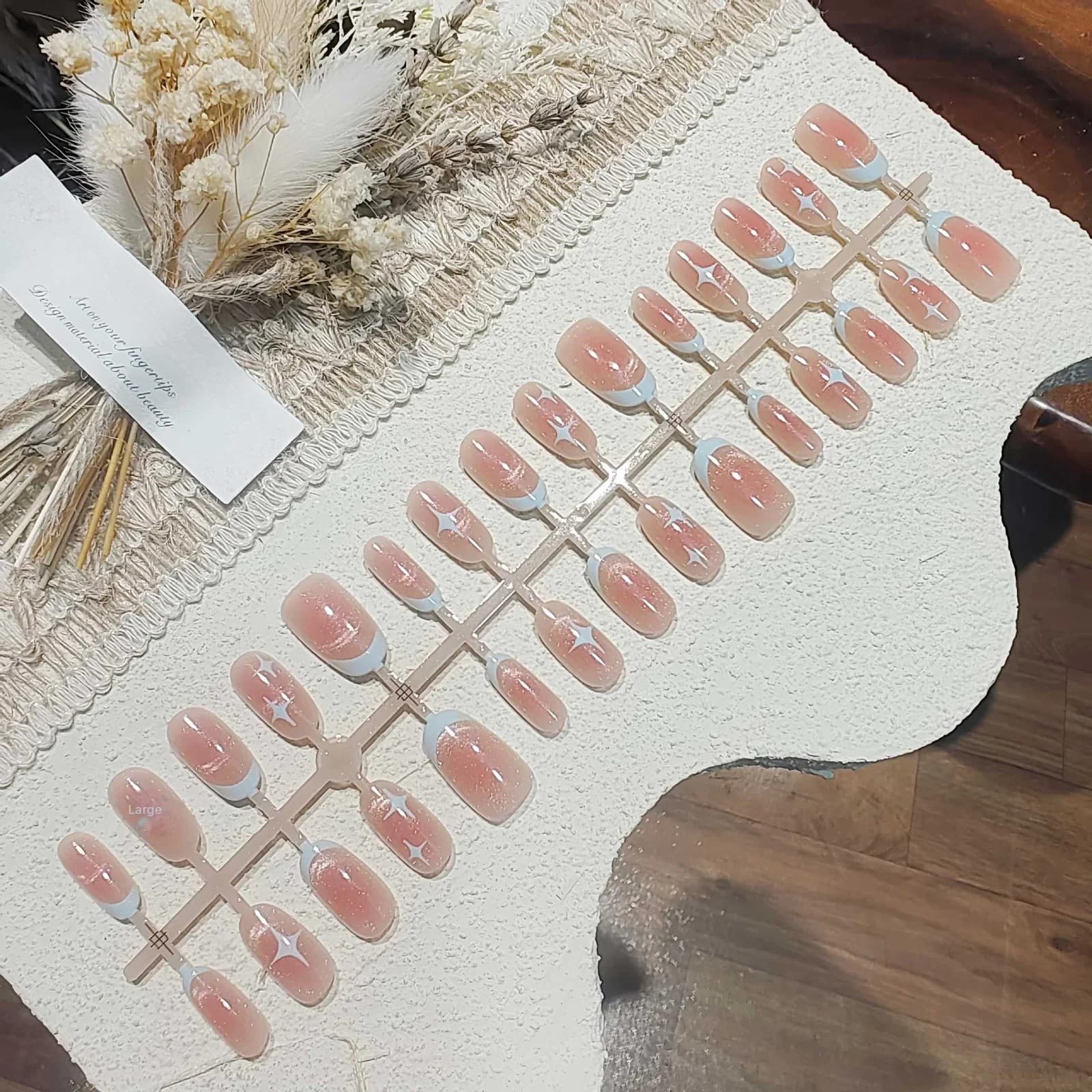 Lühikesed ovaalsed kassisilma kunstküüned, roosa tähistaevas disain