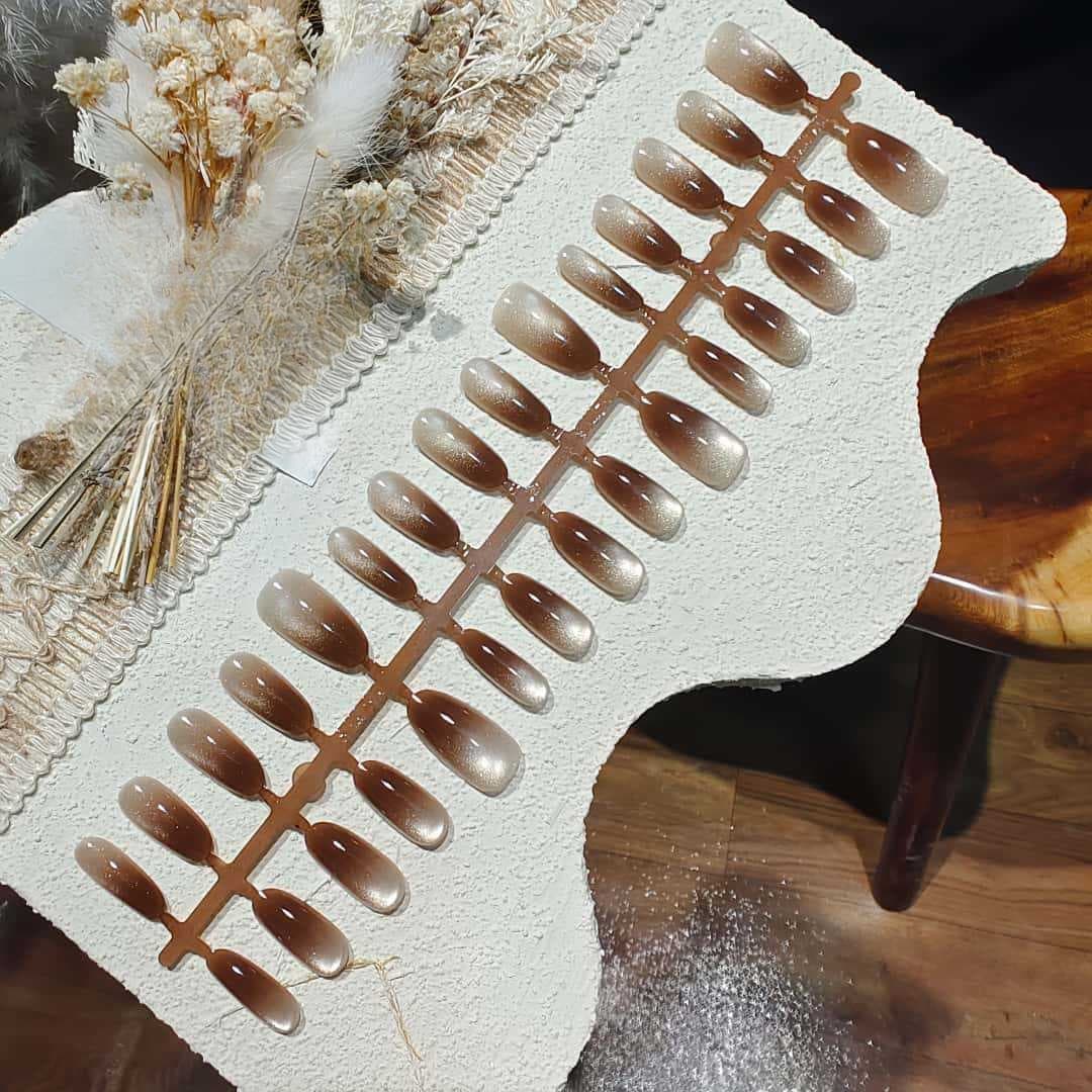 Prillakujulised kunstküüned pruuni gradienti ja klaashelmestega