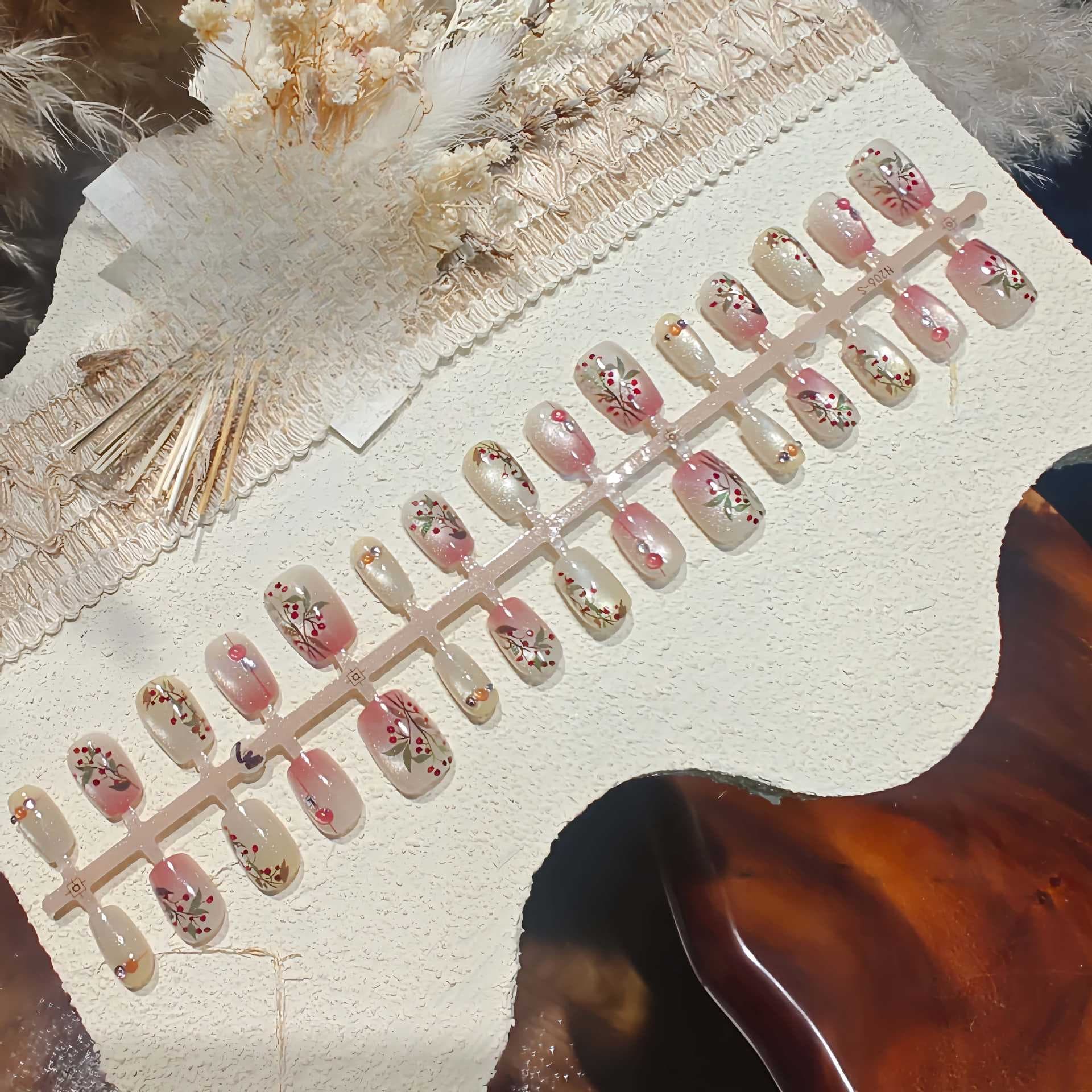 Punase oa kassisilma efektiga kunstküüned rhinestones'ite ja lillemustriga