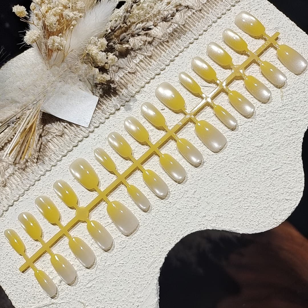 Tehisnailid kassisilma ja klaashelmeste viimistlusega, eelvormitud maniküürikomplekt