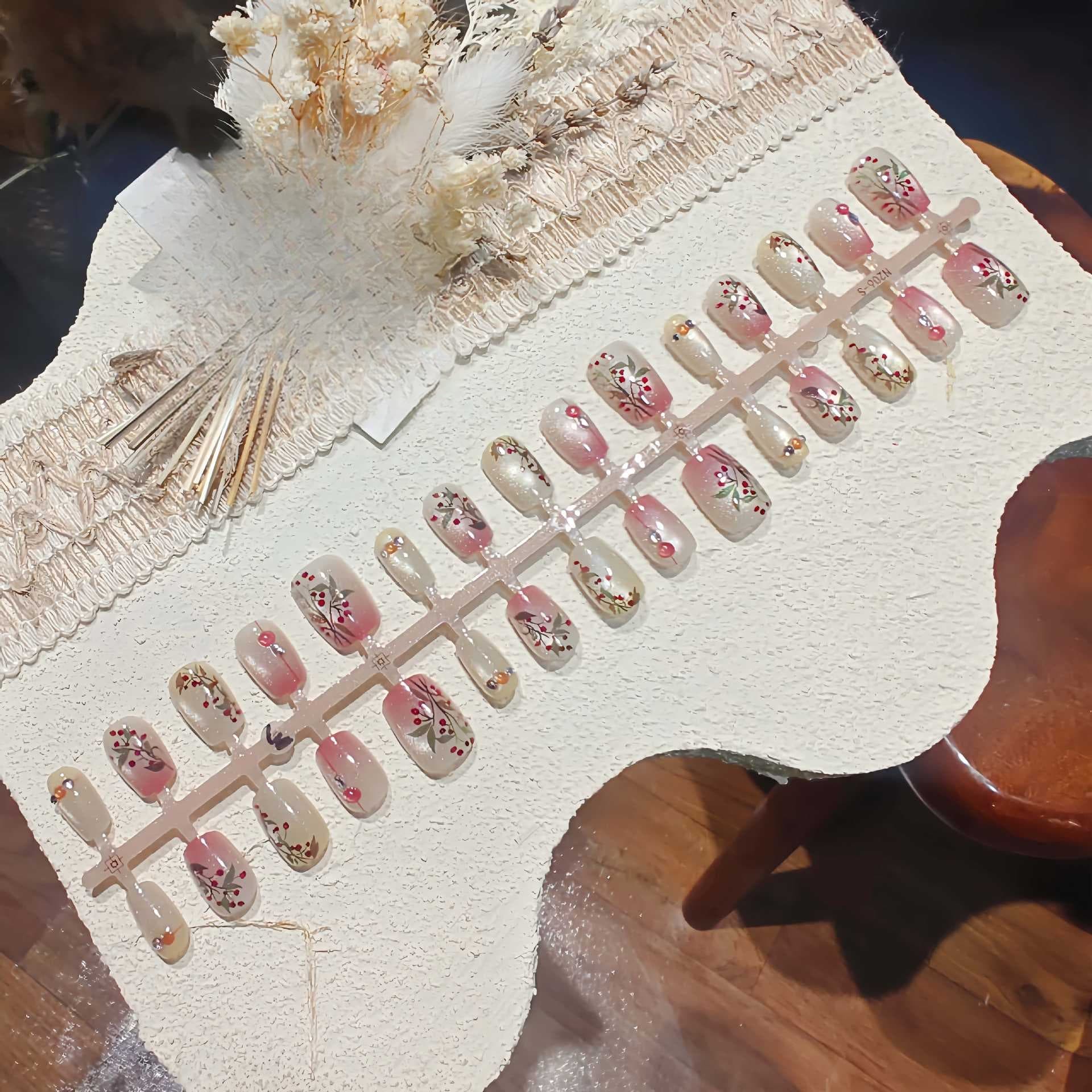 Punase oa kassisilma efektiga kunstküüned rhinestones'ite ja lillemustriga