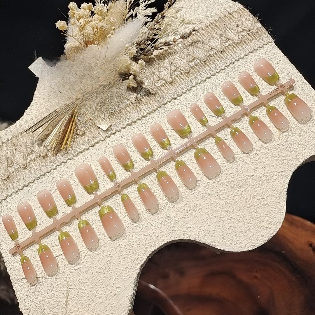 Rohelised prantsuse tipuga kunstküüned, kassisilm ja sädelev maniküürikomplekt